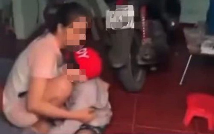 Xôn xao clip chồng và con trai đến phòng trọ chở vợ đi ăn sáng, bắt gặp cảnh tượng cả đời cũng không quên Ảnh 2