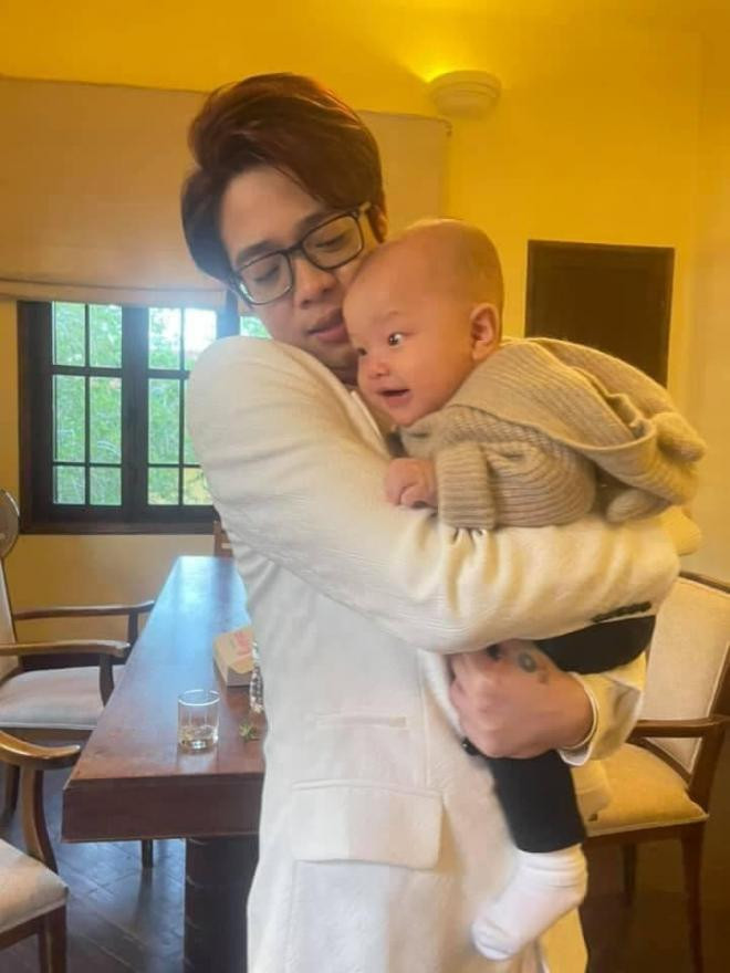 Khi còn nhỏ Leon đã tinh nghịch như thế này bảo sao khi lớn lên lại làm chú Tuấn không khỏi bối rối