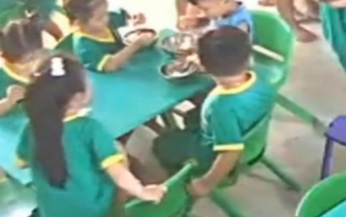 Thấy bạn nữ chuẩn bị ngồi xuống bàn ăn, bé trai tiểu học liền có hành động khiến ai cũng xuýt xoa Ảnh 2