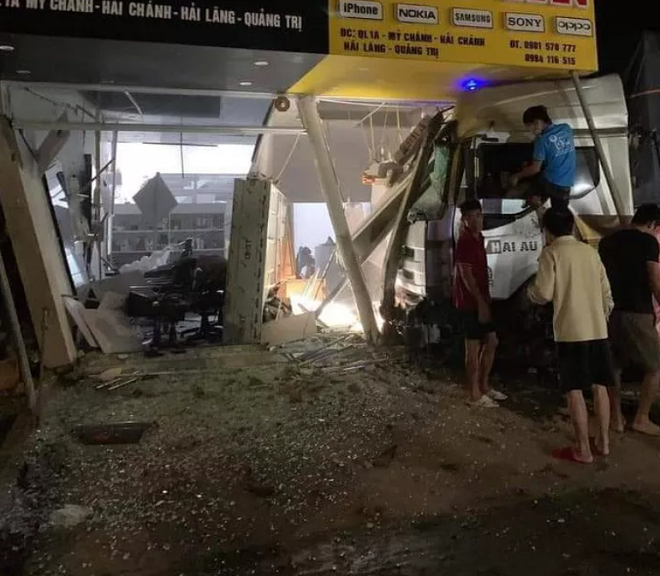 Một phần ngôi nhà bị hư hỏng nặng do xe tải mất lái đâm vào. (Ảnh: Người lao động)