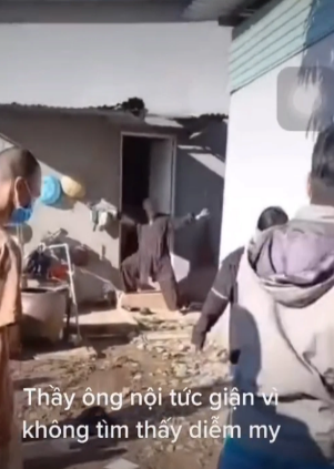 Người đàn ông mặc áo nâu được cho là Thầy ông nội, thực hư ra sao?