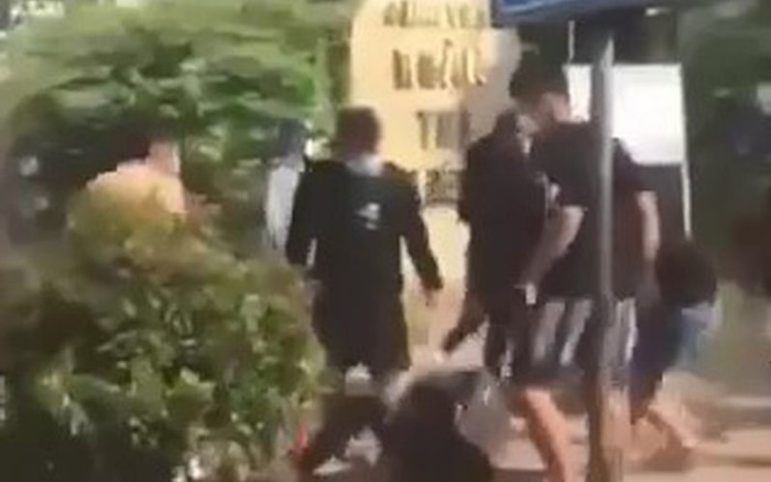 3 thiếu niên bị hàng chục thanh niên vây đánh dã man trước cổng trường cấp 2 Ảnh 2