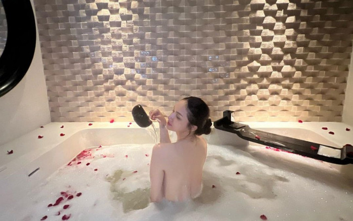 Hương Giang bán nude khoe tấm lưng trắng nõn nà, Matt Liu sao không mê cho được Ảnh 2