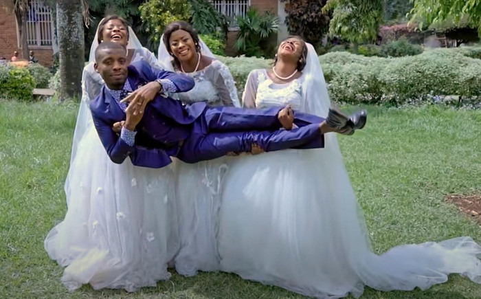 Người đàn ông được ba chị em sinh ba cầu hôn, cưới trong cùng một ngày Ảnh 2