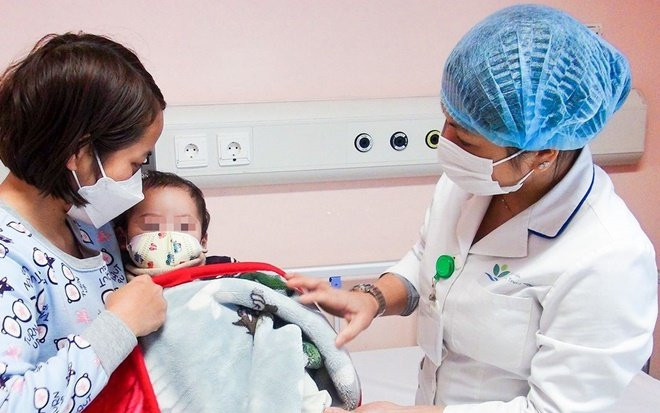 Xông mũi họng phòng Covid-19, bé trai 6 tháng tuổi bị bỏng khiến nhiễm trùng máu Ảnh 2