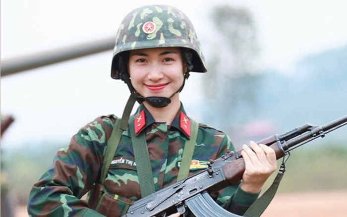 Hòa Minzy khoe ảnh 'nhập ngũ', dàn cầu thủ tuyển Việt Nam vào 'trêu ghẹo' Ảnh 2