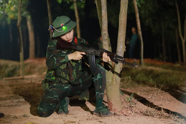 Nhìn thấy gương mặt nghiêm nghị của Hòa Minzy, mọi người cảm thấy là lạ