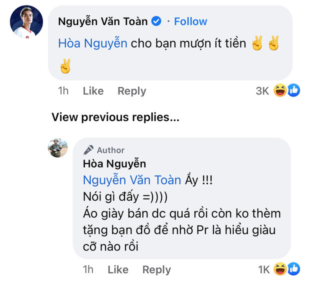 Bên dưới bài khán giả tỏ ra thích thú với màn tương tác 'cực lầy' của 2 cầu thủ tuyển Việt Nam là: Văn Toàn và Hải Quế.