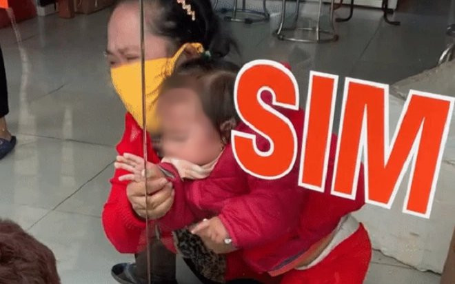 Xót xa cảnh bé gái bị kẹt tay vào khe cửa kính, '500 anh em' dân mạng nhốn nháo vào nghĩ cách giải cứu Ảnh 2