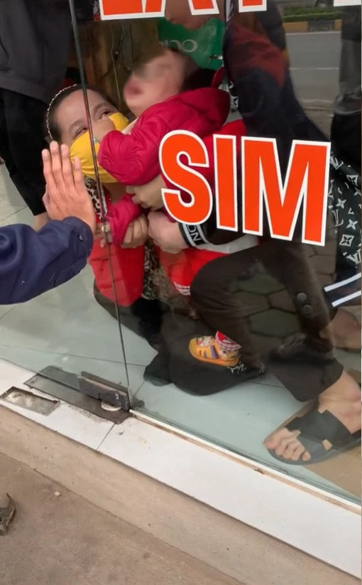 Nhiều người xung quanh xúm vào tìm cách giúp cháu bé. 