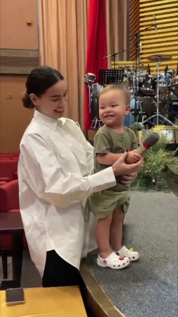 Hồ Ngọc Hà nức nở hát nhạc tình, nhưng dáng ngồi kỳ lạ mới gây chú ý Ảnh 3