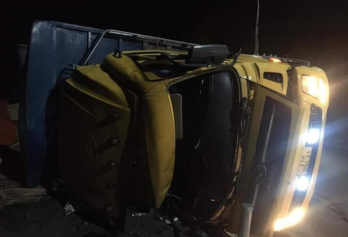 Chiếc xe ô tô chở ván bị lật khiến 2 người tử vong thương tâm.