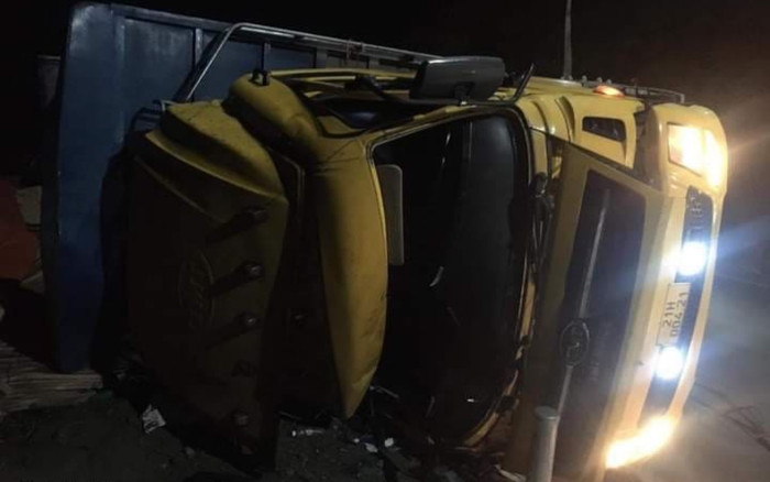 Xe tải chở ván bị lật khiến 2 bố con tử vong thương tâm Ảnh 2