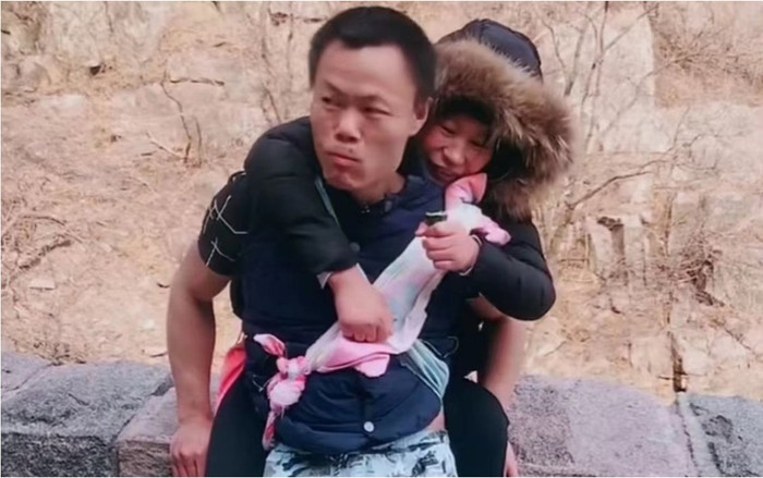 Chồng nhiều năm cõng vợ bị liệt suốt 12 tiếng lên núi ngắm bình minh Ảnh 2