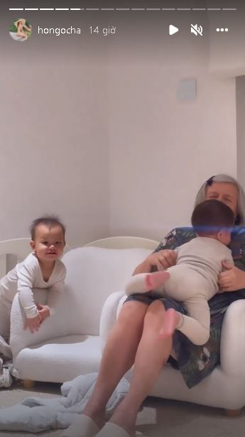Hồ Ngọc Hà khoe khoảnh khắc đáng yêu hết nấc: Leon làm trò với bố, Lisa nũng nịu bà nội