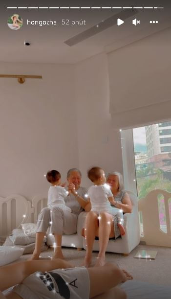 Hồ Ngọc Hà khoe khoảnh khắc đáng yêu hết nấc: Leon làm trò với bố, Lisa nũng nịu bà nội