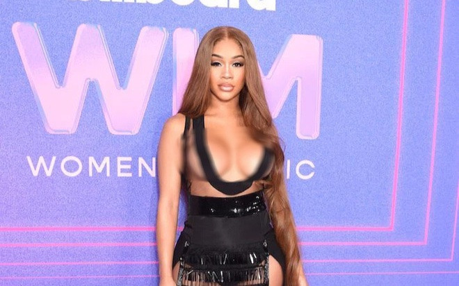 Diện váy o ép đôi gò bồng đào 'dao kéo', nữ rapper khiến fan nín thở theo từng bước chân Ảnh 2