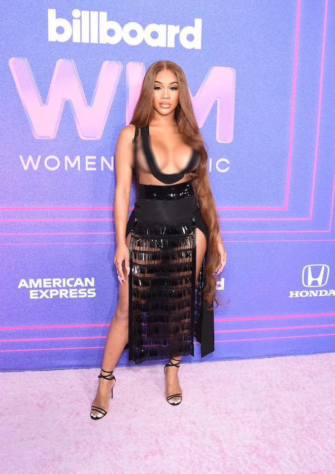 Nhiều người nhận định, trang phục quá ư phản cảm, 'xôi thịt', chủ yếu người mặc câu kéo sự chú ý. 