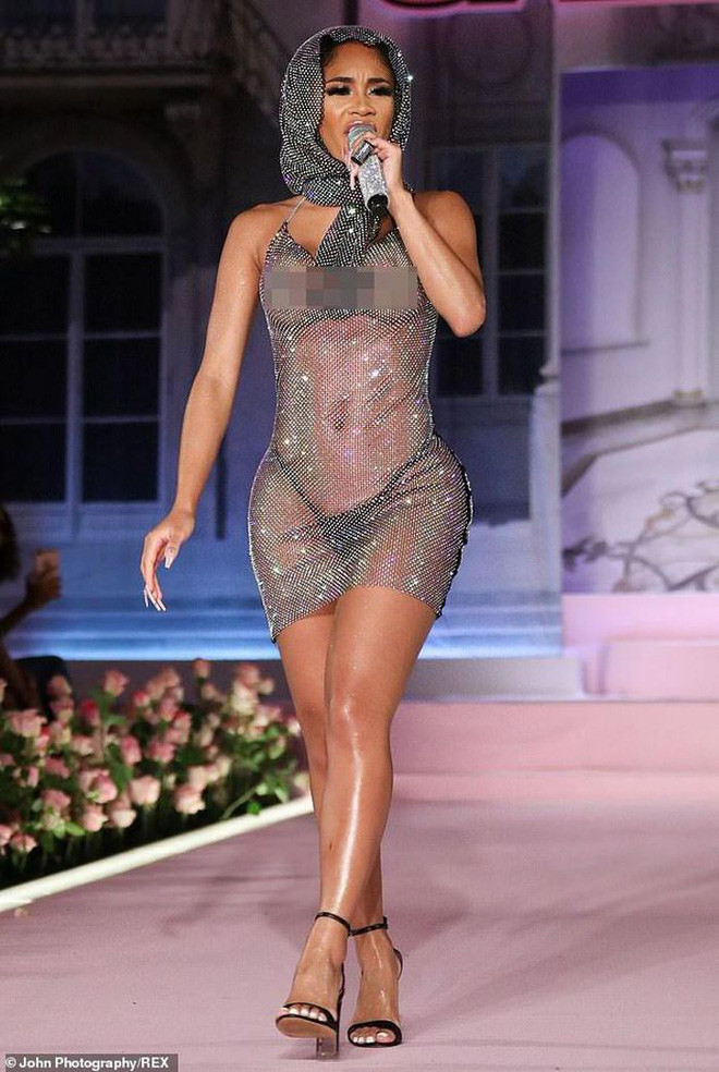 Tuy vậy, nhiều lần cô nàng bị đánh giá là phản cảm khi khoác lên mình những bộ cánh 'mặc như không'. 