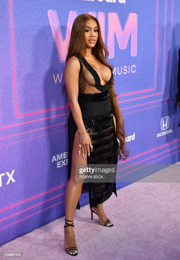 Vẻ ngoài 'bức tử' bao ánh mắt, khiến công chúng đỏ mặt, ái ngại khi ngắm nhìn. 