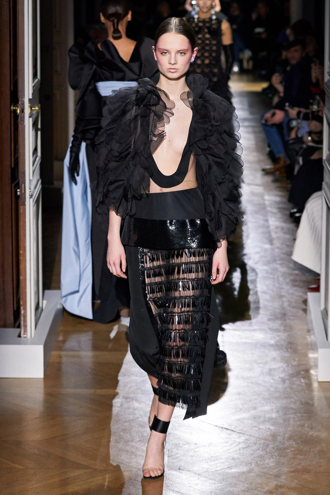 Thực chất đây là một sáng tạo của nằm trong BST Couture Xuân 2020 của Valention. Thiết kế khi ướm lên người mẫu thì trông nhẹ nhàng, tao nhã thế này đây. Vậy mới nói phong cách và thần thái của người mặc quan trọng thế nào.