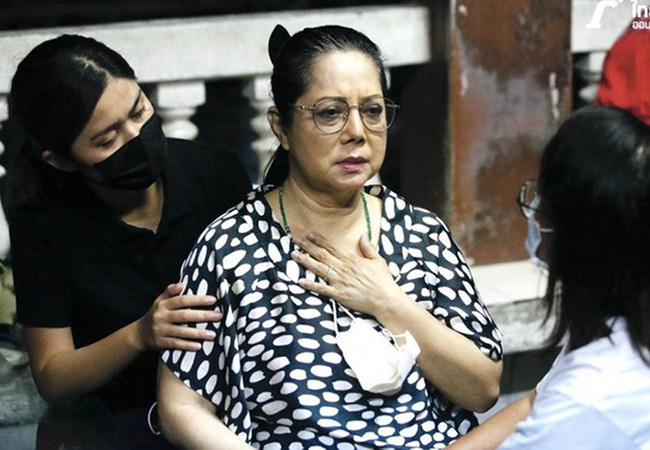 Mẹ Tangmo đứng ra nhận số tiền bồi thường 30 triệu bath và tiền tổ chức đám tang từ những đối tượng trên.