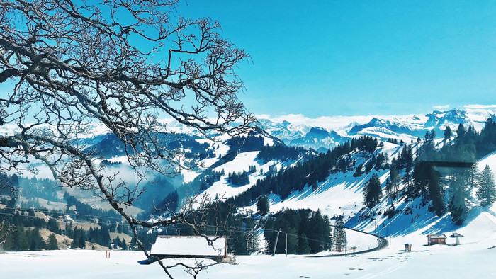 Những ngôi làng nằm trên núi đều đẹp như cổ tích khi tuyết rơi. Ảnh: Mai Hoàng Đạt