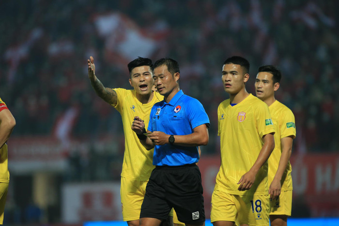 Trọng tài Trần Định Thịnh xem lại màn hình LED, rồi không công nhận bàn thắng của Triệu Việt Hưng.