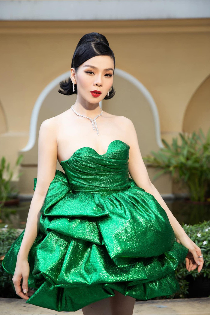 Lệ Quyên sở hữu nhan sắc quyến rũ, thần thái kiêu kỳ. 