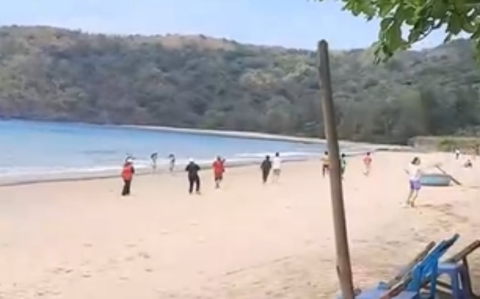 Clip: Đang đi dạo bờ biển, du khách bất ngờ bỏ chạy tán loạn, lý do thực sự là gì? Ảnh 2