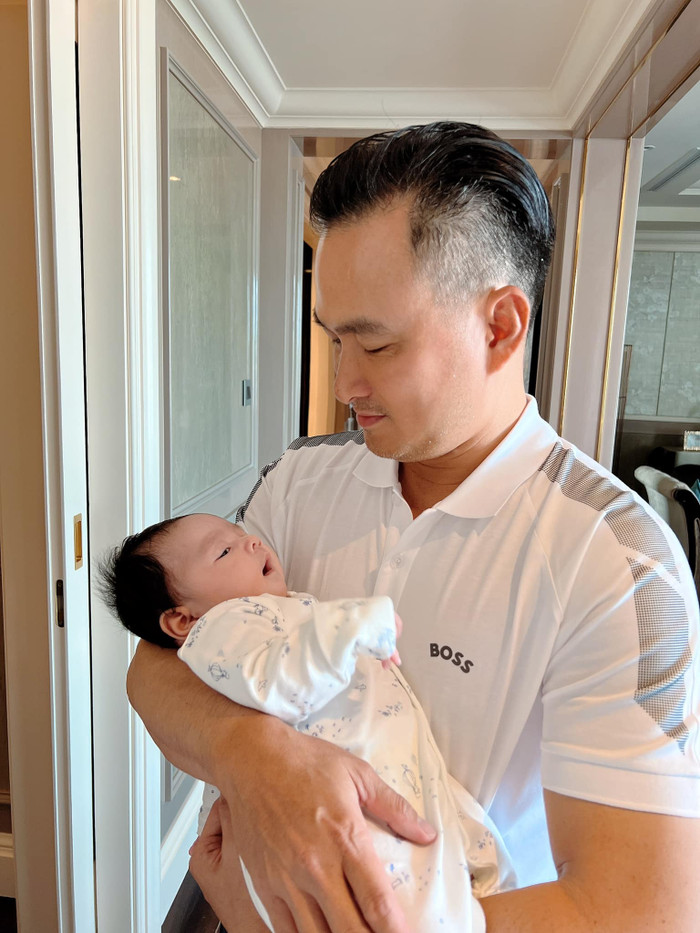 Kể từ ngày chào đón quý tử ra đời, Chi Bảo và Thùy Chang đã chính thức gia nhập hội bỉm sữa 'nghiện con'.