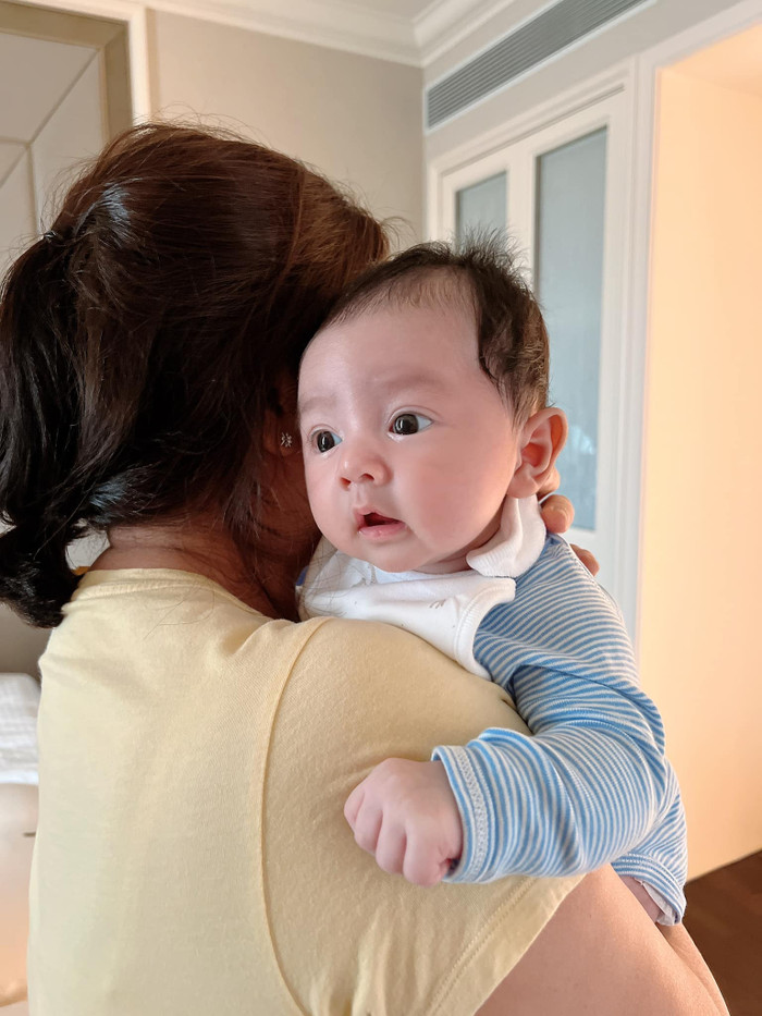 Dù còn nhỏ tuổi nhưng bé đã biết tạo dáng trước ống kính với biểu cảm 'cưng xỉu'. 