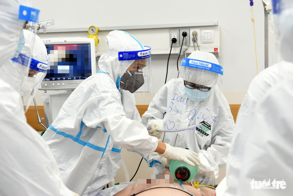 Nhân viên y tế làm việc tại Bệnh viện hồi sức COVID-19 TPThủ Đức - Ảnh: DUYÊN PHAN