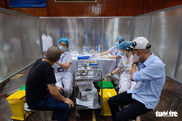 Tiêm vắc xin COVID-19 cho người dân Hà Nội - Ảnh: NAM TRẦN
