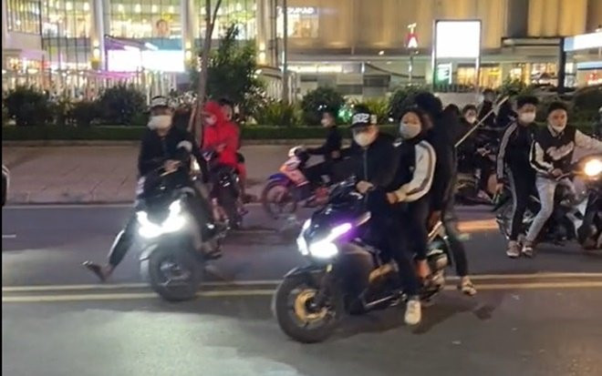 Hàng chục thanh niên kẹp 3-4 trên xe máy cầm hung khí lao vào hỗn chiến gây náo loạn đường phố Hải Phòng Ảnh 2