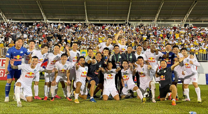 Trận gặp SLNA được xem là thách thức lớn cho HAGL của Kiatisuk.