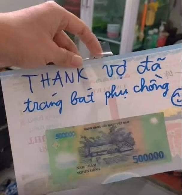 Cho đến tráng bát hộ... cũng được người chồng tinh tế này gửi lời cám ơn kèm  theo tiền mặt giá trị. 