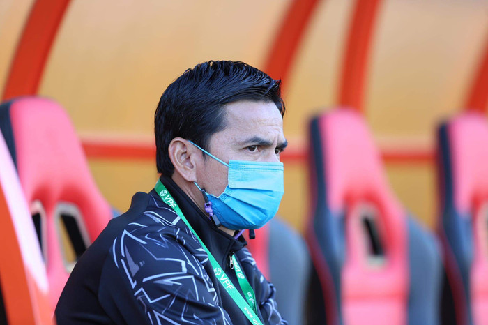 Từ thông tin của Saostar, HLV Kiatisuk bị Covid-19 nên không thể chỉ đạo trận HAGL gặp SLNA vào chiều nay (6/3). Ảnh: Đ.Đ