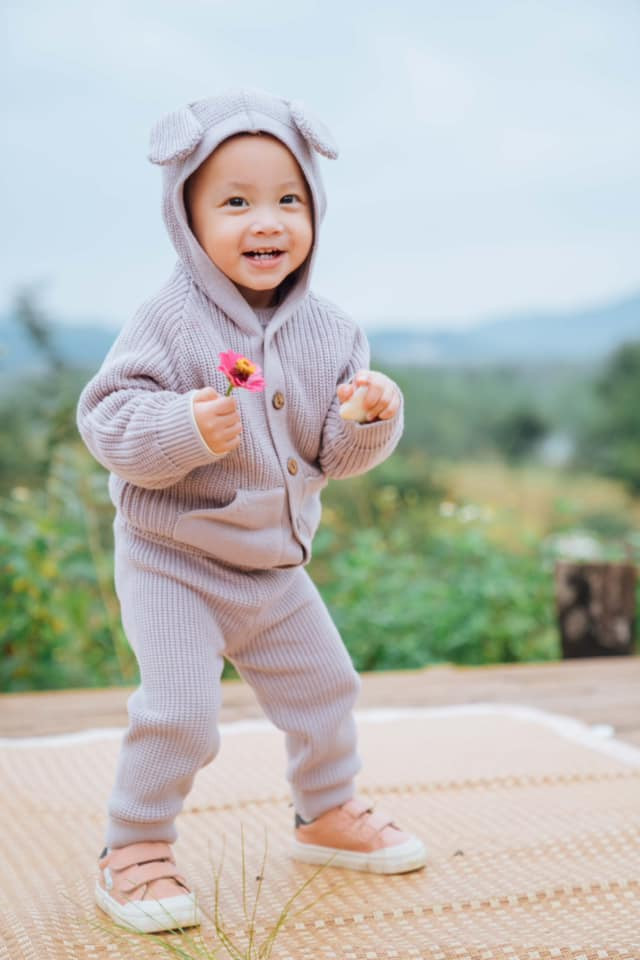 Bé Lisa nhà Hồ Ngọc Hà nay đã có thể tự hát tự múa đầy chuyên nghiệp được chính nữ ca sĩ đăng tải trên trang cá nhân của các con. 