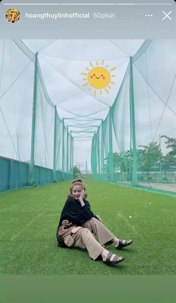 Nói về việc mặc lạc quẻ đi đánh golf còn có Hoàng Thùy Linh. Không phải trang phục sporty, cô nàng diện cả áo hoodie, quần suông và dép sandal lên sân...