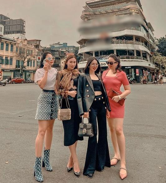 Nhưng may quá, cô nàng chỉ mặc đi cùng bạn bè thôi, đúng là Lệ Quyên, luôn biết cách để dân tình phải xôn xao bàn tán.