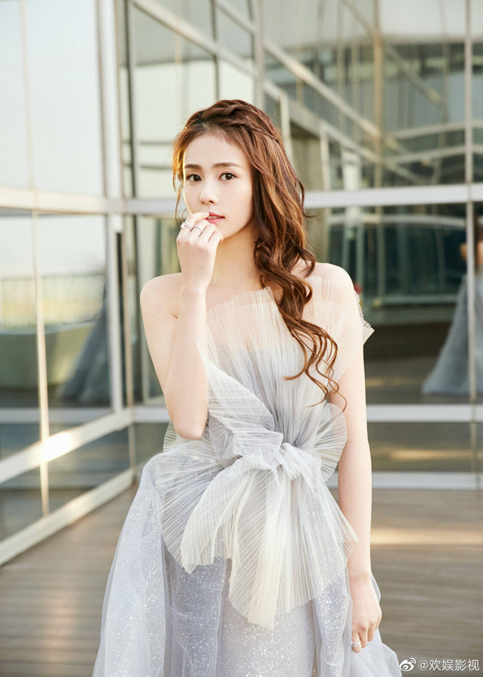 Bạch Lộc chụp ảnh trước khi đi thảm đỏ tại Đêm hội gào thét của IQIYI năm 2019. 