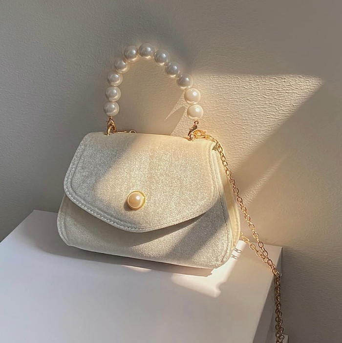 Chi tiết đính đá hoặc ngọc trai ắt hẳn sẽ chiều lòng những cô nàng thích style ngọt ngào, nữ tính.