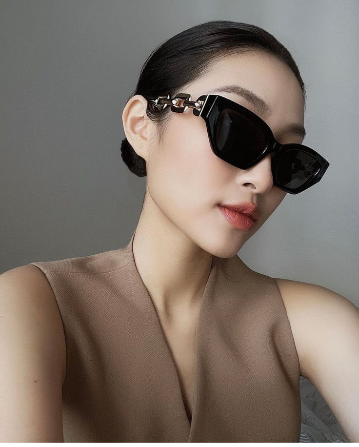 Nhờ mắt kính mà bức nhìn thu hút hơn rất nhiều.