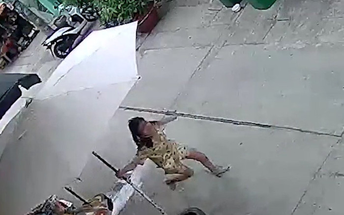 Clip: Chạy bộ hơn 100m đuổi theo 2 tên cướp điện thoại, cô gái bị ngất xỉu giữa đường Ảnh 2