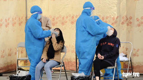 Xét nghiệm COVID-19 cho người dân tại phường Hoàng Liệt, quận Hoàng Mai, Hà Nội ngày 25-2 - Ảnh: NAM TRẦN