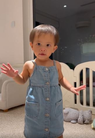 Hình ảnh được cắt từ video bé Lisa được mẹ Hà Hồ đăng trên Instagram