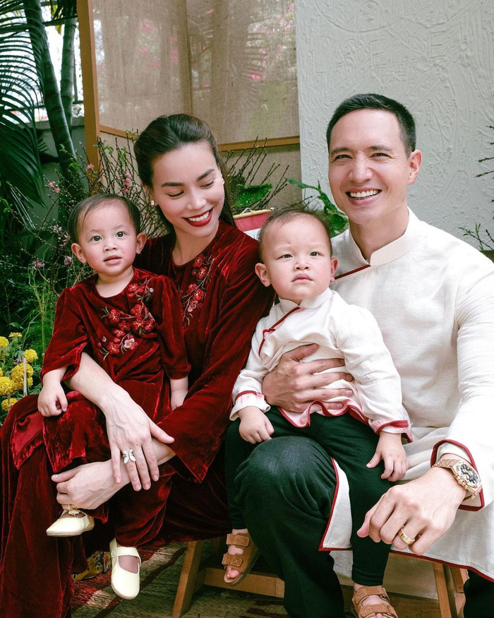 Hình ảnh gia đình Kim Lý-Hà Hồ cùng với hai nhóc tỳ Lisa và Leon trong dịp Tết Nguyên đán vừa qua