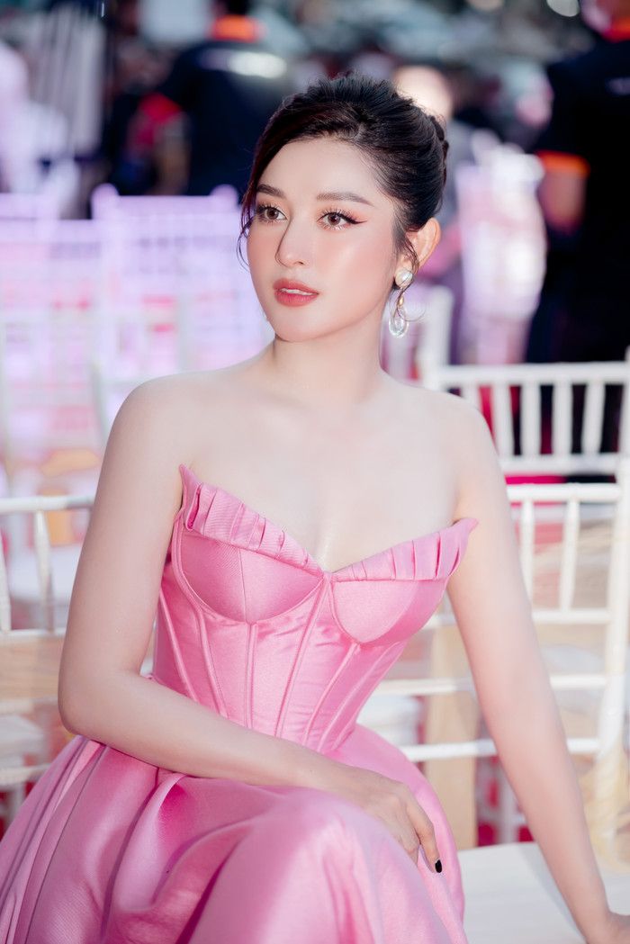 Á hậu Huyền My đẹp mong manh như nàng thơ trong cổ tích: Fan càng ngắm càng mê Ảnh 10