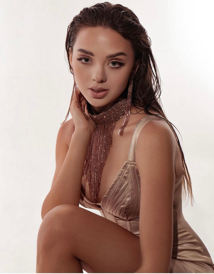 Làn da bánh mật trứ danh đã góp phần hoàn thiện vẻ ngoài quyến rũ ngộp thở của cô nàng Dianka.